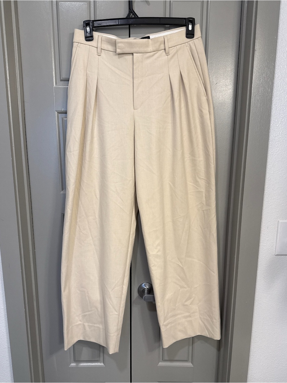 Banana Republic Cream Pleated Trouser Women’s Size 8